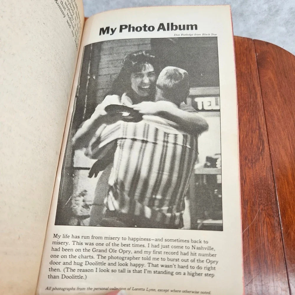 Loretta Lynn Coal Miners Daughter Autobiography Book 1976 Runaway Bestseller‎